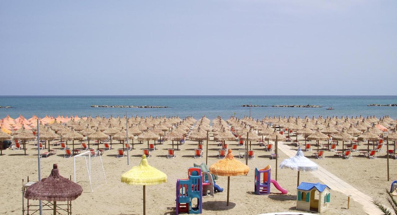 Hotel Gianna Roseto Degli Abruzzi Esterno foto